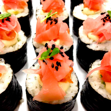 Smoked Salmon And Avocado Nori Roll (20 Pieces)