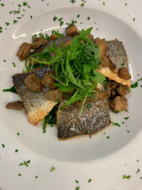 Filetto Di Spigola Con Spinaci E Porcini