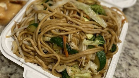 Cm6. Vegetabilsk Chow Mein