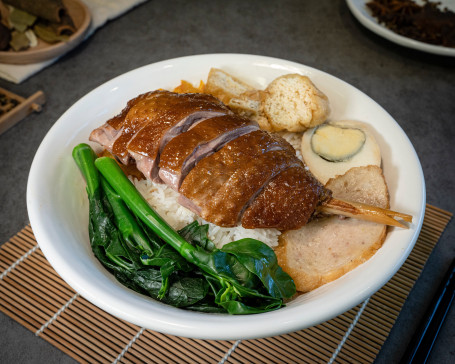 Lǔ Shuǐ É Pí Fàn Marinated Goose Leg Rice