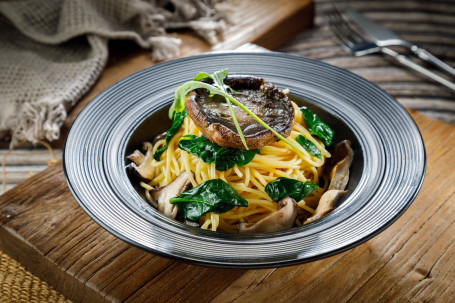 Xiāng Cǎo Dà Fēi Gū Bō Cài Yì Fěn Portobello And Spinach Spaghetti (Veg)