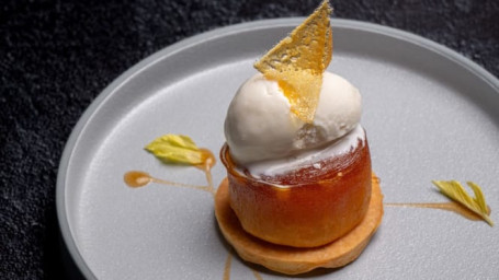 Tarte Tatin Confite, Caramel De Pommes Et Céleri Branche, Coulis Au Cidre Et Glace Double Crème