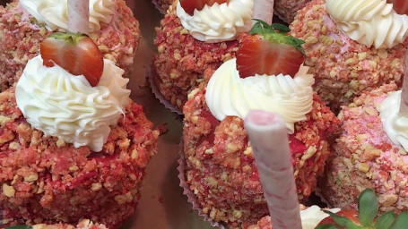 Bougie's Signature Strawberry Crunch With Cheesecake Stuffing (6 Cupcakes)