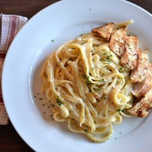 Fettuccine Alfredo Med Grillet Kylling