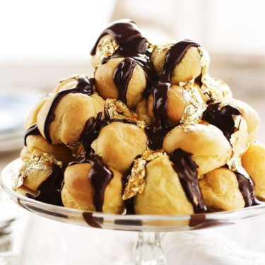 Saltet Caramel Profiteroles