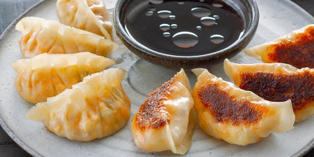 Pork And Vegetable Steamed Fried Gyoza/Dumpling (6Pc)